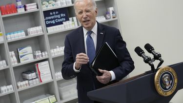 En esta imagen de archivo, el presidente de Estados Unidos, Joe Biden, se marcha tras ofrecer un discurso sobre el costo de los medicamentos con receta en el Instituto Nacional de Salud en Bethesda, Maryland, el 14 de diciembre de 2023. (AP Foto/Andrew Harnik, archivo)