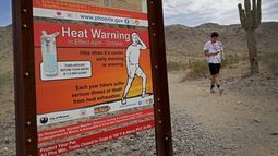 ARCHIVO - Un caminante termina su caminata matutina en South Mountain Preserve para adelantarse a las altas temperaturas, el 11 de julio de 2019, en Phoenix. (AP Foto/Matt York, Archivo)