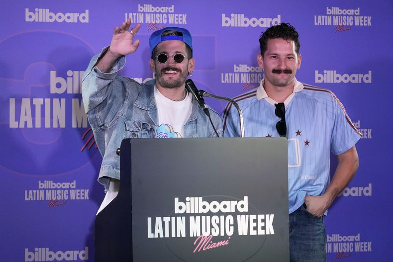 ARCHIVO - Los músicos Mau y Ricky llegan a una conferencia de prensa sobre la Semana Billboard de la Música Latina el 26 de agosto de 2024, en Miami Beach, Florida. (Foto AP/Lynne Sladky, archivo)