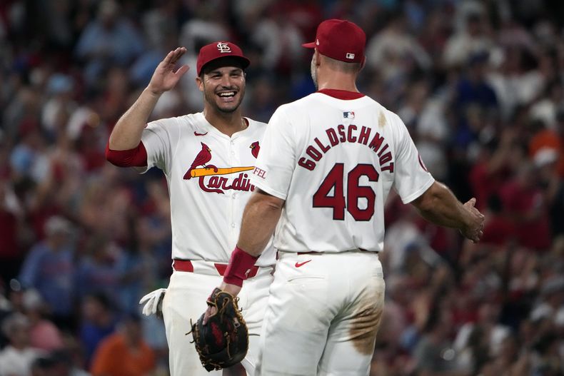 Nolan Arenado, a la izquierda, y Paul Goldschmidt, de los Cardenales de San Luis, celebran una victoria 5-4 sobre los Cachorros de Chicago en el segundo de una doble cartelera contra los Cachorros de Chicago, el sábado 13 de julio de 2024, en San Luis. (AP Foto/Jeff Roberson)