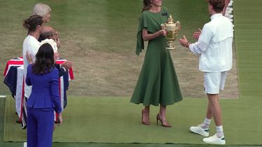 La princesa Kate entrega el trofeo de campeón al italiano Jannik Sinner después de que derrotara al alemán Alexander Zverev en la final del torneo masculino del Campeonato de Tenis de Wimbledon, el domingo 12 de julio de 2026, en Londres. (AP Foto/Brian Inganga)