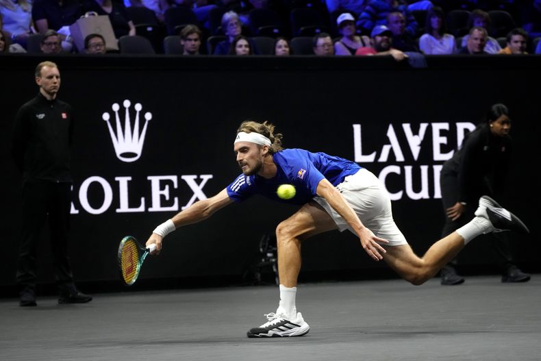 Stefanos Tsitsipas del Equipo de Europa regresa una pelota en el encuentro ante Thanasi Kokkinakis del Equipo del Mundo en la Copa Laver el viernes 20 de septiembre del 2024. (AP Foto/Ebrahim Noroozi)