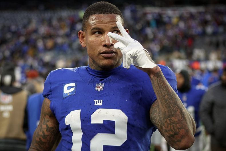 ARCHIVO - Darren Waller (12), tight end de los Giants de Nueva York, reacciona después de un juego en contra de los Rams de Los Ángeles, el domingo 31 de diciembre de 2023, en East Rutherford, Nueva Jersey. Waller anunció su retiro de la NFL el domingo 9 de junio de 2024, diciendo que encontró gran alegría en el deporte, pero la pasión poco a poco se fue desvaneciendo. (AP Foto/Bryan Woolston, Archivo)