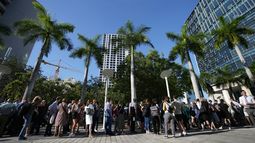 Periodistas se forman para poder ingresar al tribunal federal Wilkie D. Ferguson, el martes 13 de junio de 2023, en Miami. (AP Foto/Rebecca Blackwell)