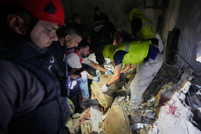 Rescatistas buscan víctimas en un apartamento destruido alcanzado por un ataque aéreo israelí en la ciudad portuaria de Sidón, en el sur de Líbano, el jueves 28 de mayo de 2026. (AP Foto/Mohammed Zaatari)