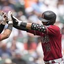 El cubano de los Diamondbacks de Arizona, Lourdes Gurriel Jr., recibe las felicitaciones de su compañero, el venezolano Gabriel Moreno, después de conectar un jonrón de tres carreras en la quinta entrada del partido ante los Tigres de Detroit, el sábado 10 de junio de 2023, en Detroit.(AP Foto/Carlos Osorio)