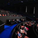 Fans de Taylor Swift presencian el estreno de una película relacionada con el lanzamiento de su nuevo álbum, The Life of a Showgirl, en un cine del sur de Miami, Florida, el viernes 3 de octubre de 2025. (Foto AP/Rebecca Blackwell)