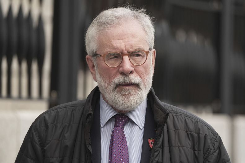 El expresidente del Sinn Fein, Gerry Adams, en el exterior del tribunal que juzga la demanda por difamación que presentó contra la BBC, en Dublín, Irlanda, el 28 de mayo de 2025. (Brian Lawless/PA vía AP)