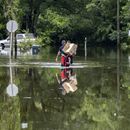 Los bomberos de la localidad de Savannah Andrew Stevenson, delante, y Ron Strauss cargan comida para residentes del vecindario de Tremont Park varados por inundaciones de la tormenta tropical Debby, el martes 6 de agosto de 2024, en Savannah, Georgia. (AP Foto/Stephen B. Morton)