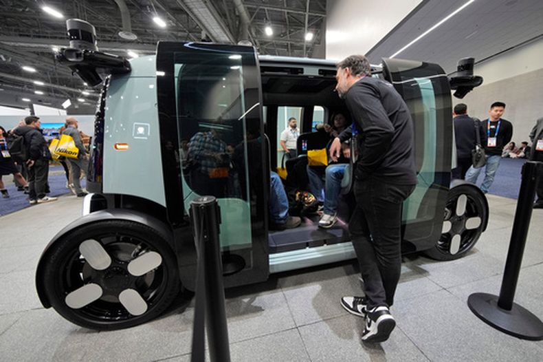 Un vehículo autónomo Zoox en una exhibición en Las Vegas, el 7 de enero del 2025. (AP foto/John Locher)