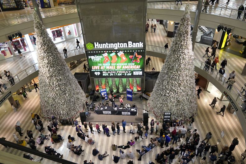 ARCHIVO - Gente compra en Mall of America, el viernes 24, de noviembre de2023, en Bloomington, Minnesota. All I Want for Christmas is You de Mariah Carey es una de las canciones que ás suenan en centros comerciales durante la temporada navideña. (Foto AP/Abbie Parr, archivo)