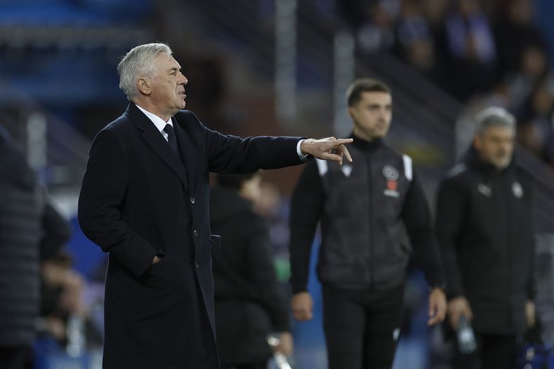 Carlo Ancelotti, entrenador del Real Madrid, da instrucciones desde la línea de banda durante el partido de fútbol entre Deportivo Alavés y Real Madrid en el estadio Mendizorroza, en Vitoria-Gasteiz, España, el jueves 21 de diciembre de 2023. (AP Foto/Ricardo Larreina)