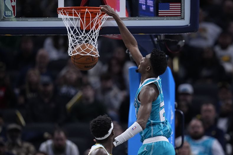 Brandon Miller, de los Hornets de Charlotte, encesta contra Pascal Siakam (43), de los Pacers de Indiana, durante la segunda mitad de un partido de baloncesto de la NBA, el domingo 8 de diciembre de 2024, en Indianápolis. (AP Foto/Darron Cummings)