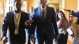 El líder de la mayoría en el Senado, John Thune, republicano por Dakota del Sur, camina seguido por reporteros desde la Cámara a su oficina para buscar apoyos al proyecto de recortes de gastos y bajadas de impuestos del presidente, Donald Trump, en el Capitolio, en Washington, el lunes 30 de junio de 2025. (AP Foto/Manuel Balce Ceneta)