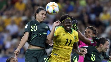 Archivo, Sam Kerr, de Australia, y Khadija Shaw, de Jamaica, disputan un centro durante un partido del Mundial, en Grenoble, Francia, el 18 de junio de 2019 (AP Foto/Laurent Cipriani, File)
