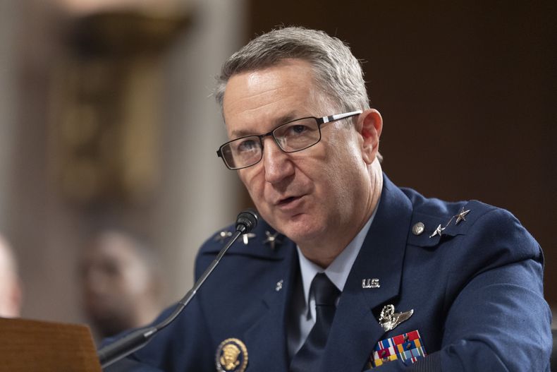 El teniente general retirado John Caine declara durante una vista del Comité de las Fuerzas Armadas del Senado para su confirmación como jefe del Estado Mayor Conjunto, en Washington, el 1 de abril de 2025. (AP Foto/Manuel Balce Ceneta)