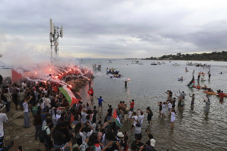 Un grupo de personas se reúne para expresar apoyo a una flotilla que busca ir a Gaza para romper el bloqueo israelí, en Sidi Bou Said, Túnez, el 10 de septiembre del 2025. (AP foto/Anis Mili)
