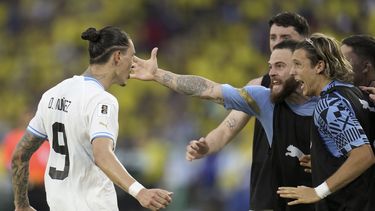 Darwin Núñez, de Uruguay, festeja con sus compañeros tras convertir el penal que4 significó el empate ante Colombia en Barranquilla, en un duelo de la eliminatoria mundialista, el jueves 12 de octubre de 2023 (AP foto/Fernando Vergara)
