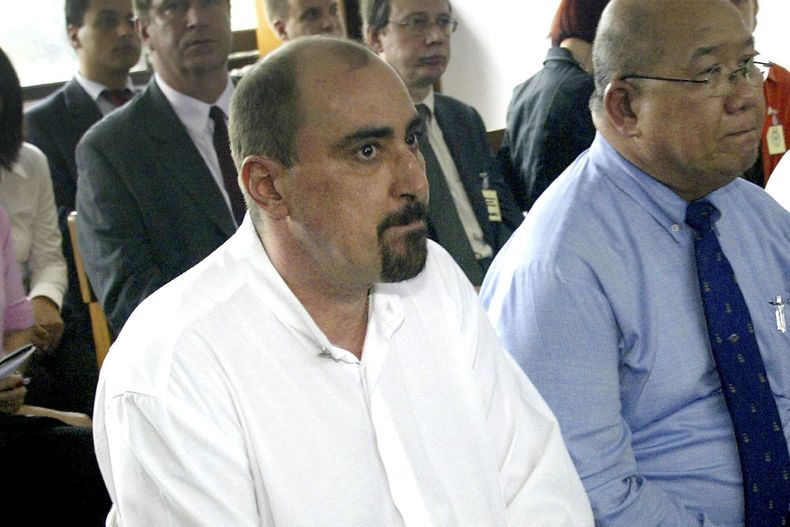 ARCHIVO – El francés Serge Areski Atloui, centro, sospechoso en un caso de drogas, en el banquillo de los acusados, acompañado de un intérprete durante su juicio en un tribunal de distrito en Tangerang, Indonesia, el 6 de noviembre de 2006. (AP Foto/Tatan Syuflana, Archivo)
