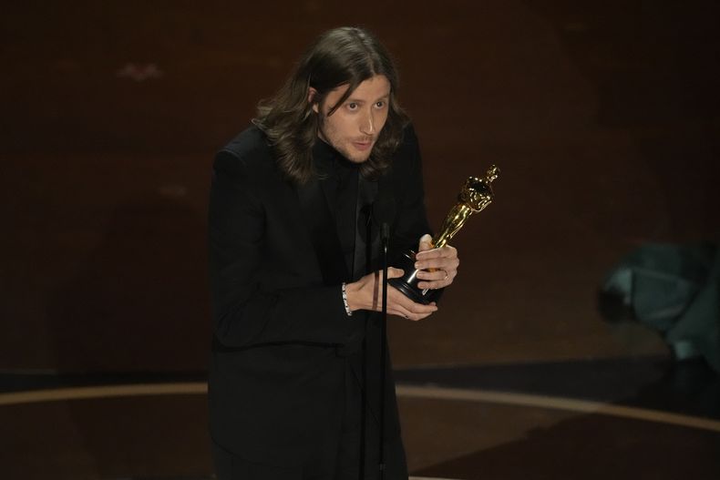 Ludwig Göransson acepta el Oscar a mejor música original por su trabajo en Oppenheimer durante la entrega de los Premios de la Academia, el domingo 10 de marzo de 2024, en el Teatro Dolby de Los Ángeles. (AP Foto/Chris Pizzello)