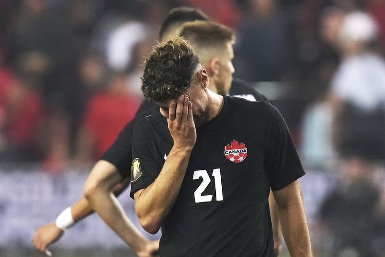 El canadiense Jonathan Osorio (21) reacciona tras el empate 2-2 ante Guadalupe en el Grupo D de la Copa de oro, el martes 27 de junio de 2023, en Toronto. (Chris Young/The Canadian Press vía AP)