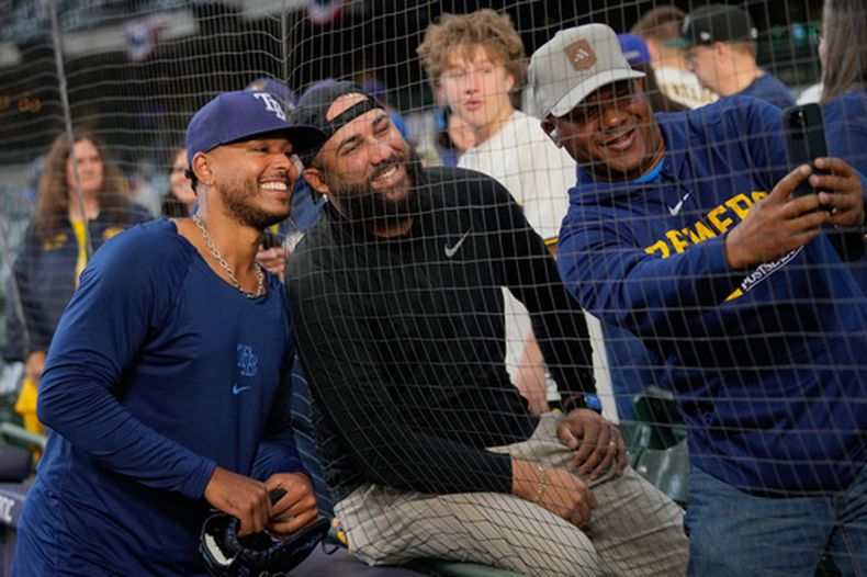 El pitcher de los Rays de Tampa Bay Freddy Peralta se toma una foto con un aficionado antes del juego 2 de la Serie Mundial ante los Cerveceros de Milwaukee el sábado 24 de octubre del 2026. (AP Foto/Kayla Wolf)