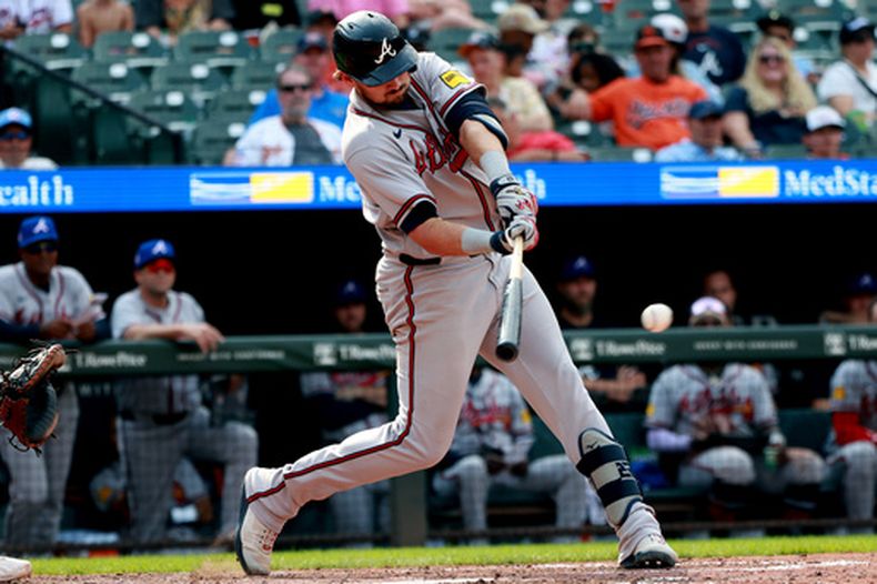 Austin Riley de los Bravos de Atlanta batea un doble remolcador en la 11ma entrada ante los Orioles de Baltimore el domingo 26 de julio del 2026. (AP Foto/Daniel Kucin Jr.)