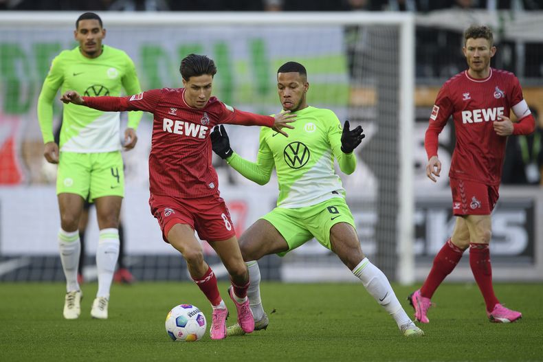 Denis Huseinbasic del Colonia y Aster Vranckx del Wolfsburg pelean por el balón en el encuentro de la Bundesliga del sábado 27 de enero del 2024. (Swen Pfortner/dpa via AP)