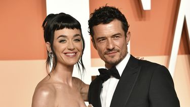 ARCHIVO - Katy Perry y Orlando Bloom aparecen en la fiesta de los Oscar de Vanity Fair en Beverly Hills, California, el 2 de marzo de 2025. (Foto Evan Agostini/Invision/AP, archivo)