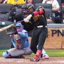Esmerlyn Valdez, de los Piratas de Pittsburgh, conecta un jonrón con las bases llenas (grand slam) ante el lanzador de los Cerveceros de Milwaukee, Aaron Ashby, durante la séptima entrada del primer juego de una doble cartelera de béisbol en Pittsburgh, el sábado 11 de julio de 2026. (Foto AP/Gene J. Puskar)