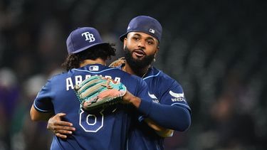 El mexicano Jonathan Aranda abraza al dominicano Junior Caminero, su compañero en los Rays de Tampa Bay, luego de imponerse sobre los Rockies de Colorado el martes 4 de agosto de 2026 (AP Foto/David Zalubowski)