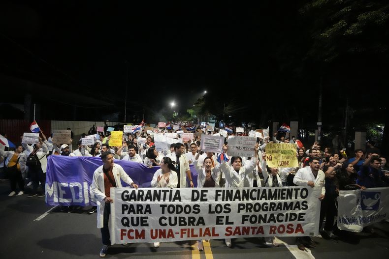 Estudiantes universitarios protestan por la gratuidad de la enseñanza superior, en Asunción, Paraguay, el martes 16 de abril de 2024. Los universitarios tenían previsto marchar hacia la residencia presidencial en defensa del llamado arancel cero que garantiza la educación gratuita en las universidades. (AP Foto/Jorge Sáenz)