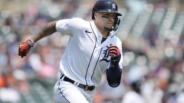 Javier Báez de los Tigres de Detroit tras batear un sencillo remolcador ante los Reales de Kansas City, el miércoles 21 de junio de 2023. (AP Foto/Carlos Osorio)