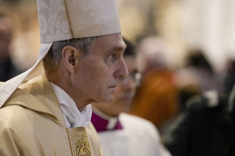 El arzobispo Georg Gaenswein, quien fue secretario del papa Benedicto XVI, en la Basílica de San Pedro en el Vaticano el 31 de diciembre del 2023. (Foto AP/Andrew Medichini)