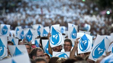 americateve | Miles de ciudadanos que apoyan la independencia del Pa&iacute;s Vasco marchan por las calles de Bilbao, en el norte de Espa&ntilde;a, el s&aacute;bado 5 de octubre de 2013, durante una protesta contra la detenci&oacute;n de miembros del movimiento vasco H
