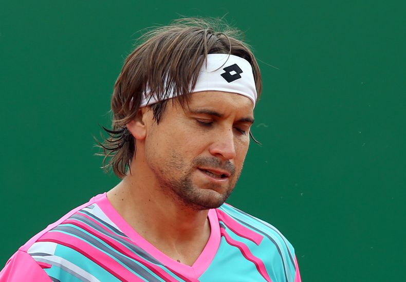 David Ferrer lamenta la p&eacute;rdida de un punto ante Stanislas Wawrinka en las semifinales del Masters de M&oacute;naco el 19 de abril del 2014. El espa&ntilde;ol perdi&oacute; ese partido y cay&oacute; tambi&eacute;n en su debut en el Abierto de Barce