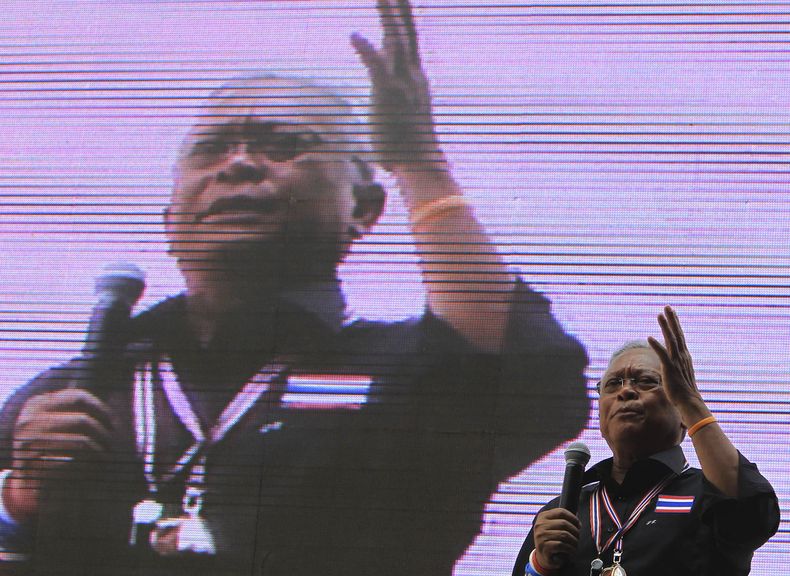 El l&iacute;der de los manifestantes que se oponen al gobierno tailand&eacute;s Suthep Thaugsuban habla a sus seguidores  en Bangkok el martes 25 de febrero de 2014. Los manifestantes demandan la renuncia de la premier Yingluck Shinawatra. (Foto de AP/Sak