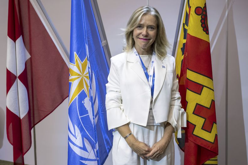 La argentina Celeste Saulo posa para una fotografía tras ser elegida secretaria general de la Organización Mundial de Meteorología, en Ginebra, Suiza, el 1 de junio de 2023. (Martial Trezzini/Keystone vía AP)