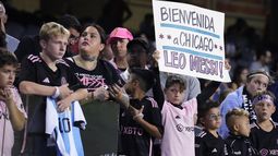 Un grupo de aficionados espera el comienzo del partido entre el Fire de Chicago y el Inter Miami, por el que se ausentó Lionel Messi, el miércoles 4 de octubre de 2023 (AP Foto/Nam Y. Huh)