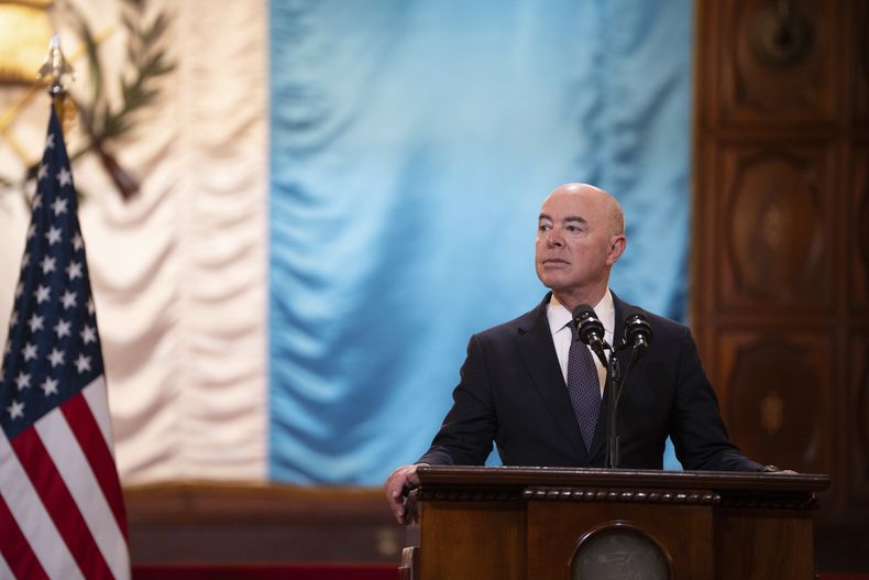 ARCHIVO - El secretario de Seguridad Nacional de EEUU, Alejandro Mayorkas, participa en una rueda de prensa conjunta con el presidente guatemalteco, en el Palacio Nacional de Ciudad de Guatemala, el 21 de marzo de 2024. (AP Foto/Santiago Billy)