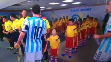 americateve | Lionel Messi, acaparó la atención en las redes sociales luego que dejara a un niño con la mano extendida y no lo saludara antes del debut de su equipo ante Bosnia en el Mundial.