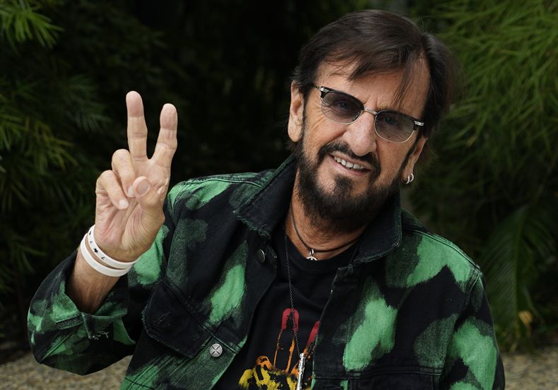 ARCHIVO - Ringo Starr posa para un retrato el 5 de septiembre de 2023, en el Hotel Sunset Marquis en West Hollywood, California, para promover su EP Rewind Forward. Tras dos intentos previos fallidos y una espera de casi 10 años, Starr se presentó en concierto en la Ciudad de México el 5 de junio de 2024. (Foto AP/Chris Pizzello, archivo)