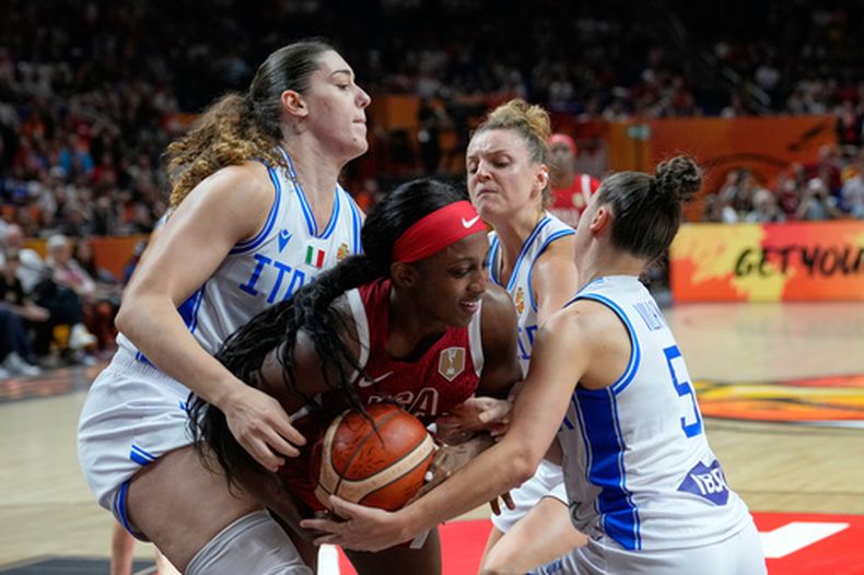 Jackie Young, de Estados Unidos, disputa el balón con las italianos Lorela Cubaj, izquierda, y Matilde Villa durante el partido de baloncesto entre Estados Unidos e Italia, en la Copa del Mundo FIBA, el domingo 6 de septiembre de 2026, en Berlín (AP Foto/Ebrahim Noroozi)