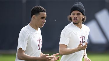 Jamal Musiala (izquierda) y Leroy Sané (derecha) durante un entrenamiento del Bayern Múnich, el lunes 8 de abril de 2024. (Sven Hoppe/dpa vía AP)