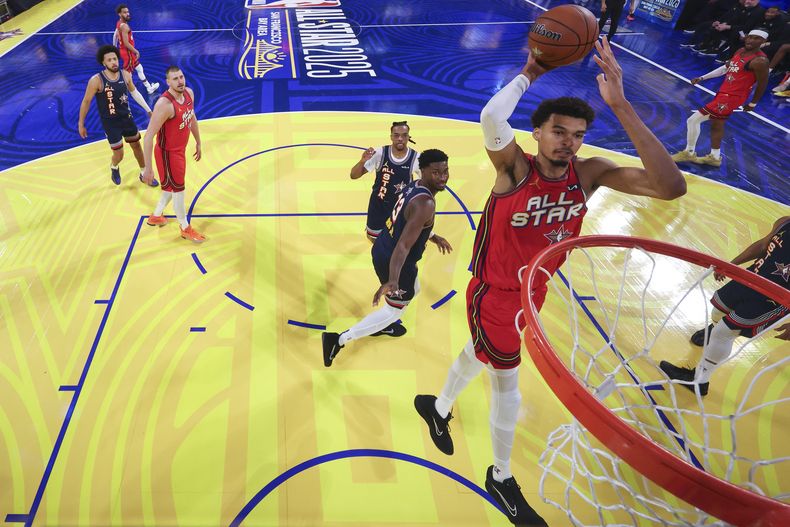 Victor Wembanyama, pívot de los Spurs de San Antonio, realiza una clavada frnete a Jalen Jackson, de los Grizzlies de Memphis, durante el Juego de Estrellas en San Francisco, el domingo 16 de febrero de 2025 (Ezra Shaw/Pool Photo via AP)