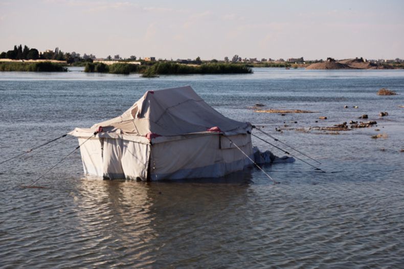 Una tienda de campaña perteneciente a residentes desplazados se encuentra parcialmente sumergida por la crecida del río Éufrates, cerca de Raqqa, en el noreste de Siria, el martes 26 de mayo de 2026. (AP Foto/Baderkhan Ahmad)