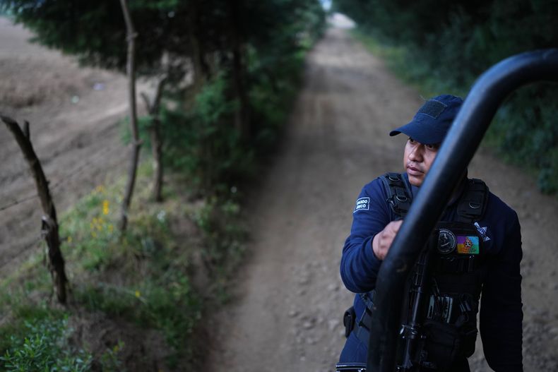 Agentes de la policía comunitaria patrullan la comunidad indígena de Sevina, México, el 22 de noviembre de 2025. (AP Foto/Eduardo Verdugo)
