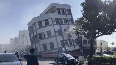 En esta imagen tomada de un video de TVBS se ve el colapso parcial de un edificio, el miércoles 3 de abril de 2024, en Hualien, en el este de Taiwán. (TVBS vía AP)
