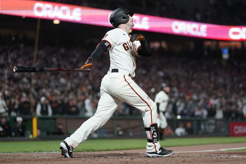 El jugador de los Gigantes de San Francisco Mike Yastrzemski mira su jonrón de tres carreras en el 10mo inning de su juego de béisbol contra los Padres de San Diego en San Francisco, el lunes 19 de junio de 2023. Los Gigantes derrotaron a los Padres 7-4 en 10 innings. (AP Foto/Jeff Chiu)