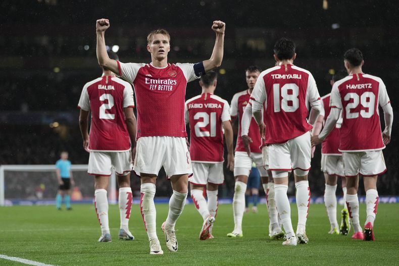 Martin Odegaard celebra tras anotar un gol para Arsenal en la victoria ante el PSV Eindhoven en la Liga de Campeones, el miércoles 20 de septiembre de 2023, en Londres. (AP Foto/Kin Cheung)